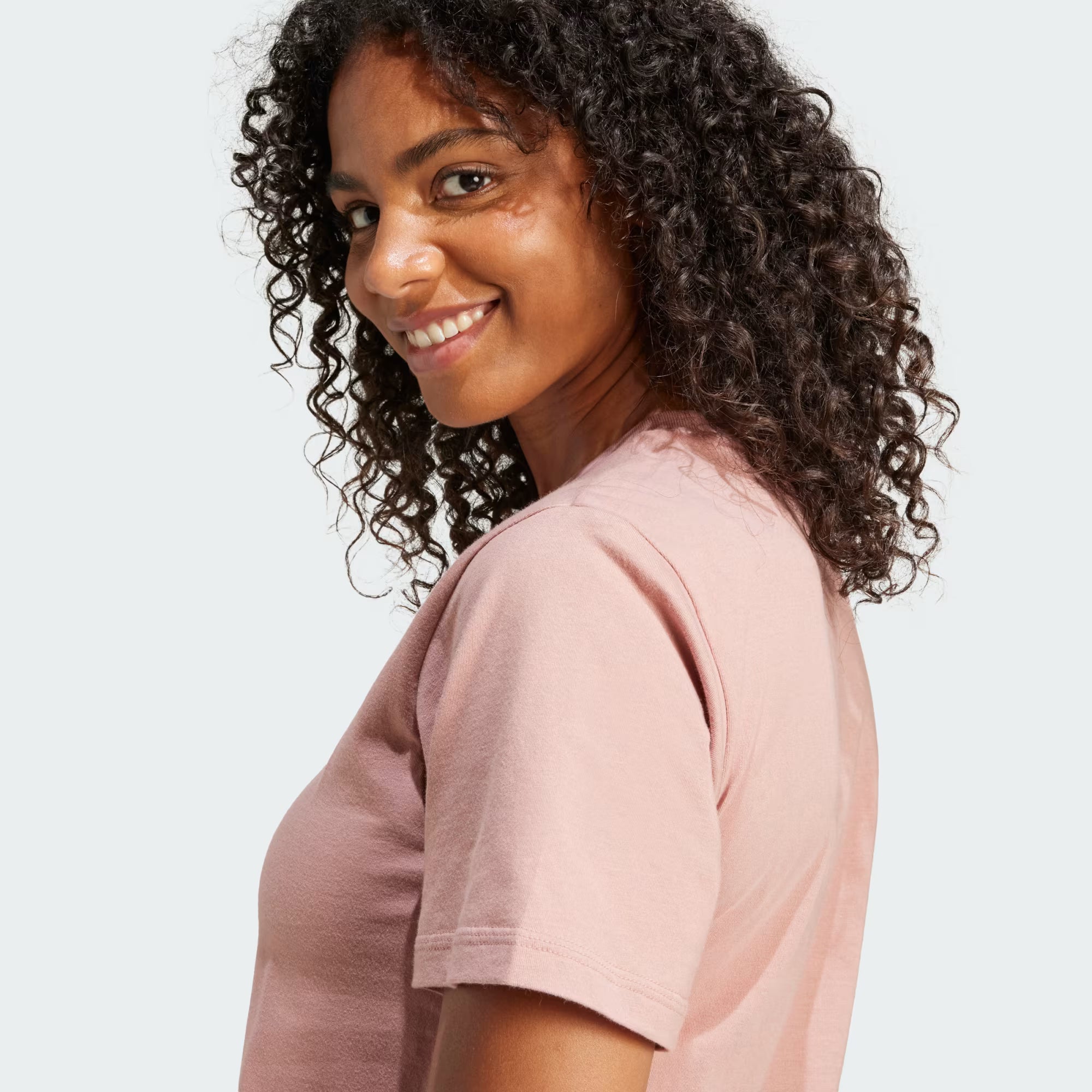 CAMISETA ESSENTIALS LOGO PEQUEÑO ALGODÓN