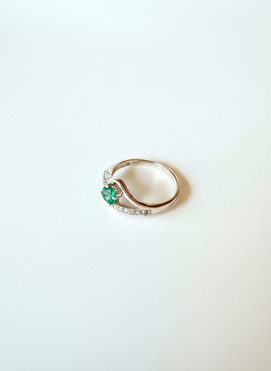 Anillo Onda Esmeralda — Plata 925 con Esmeralda Redonda
