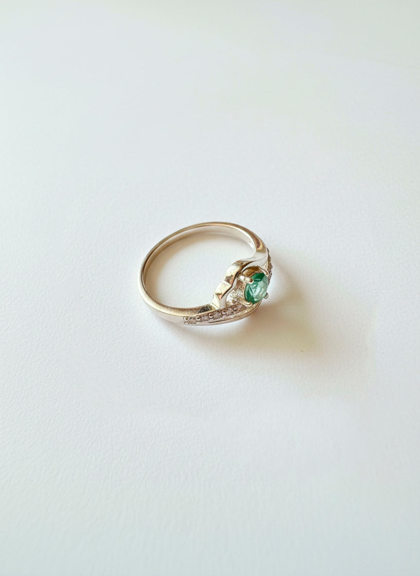 Anillo Onda Esmeralda — Plata 925 con Esmeralda Redonda